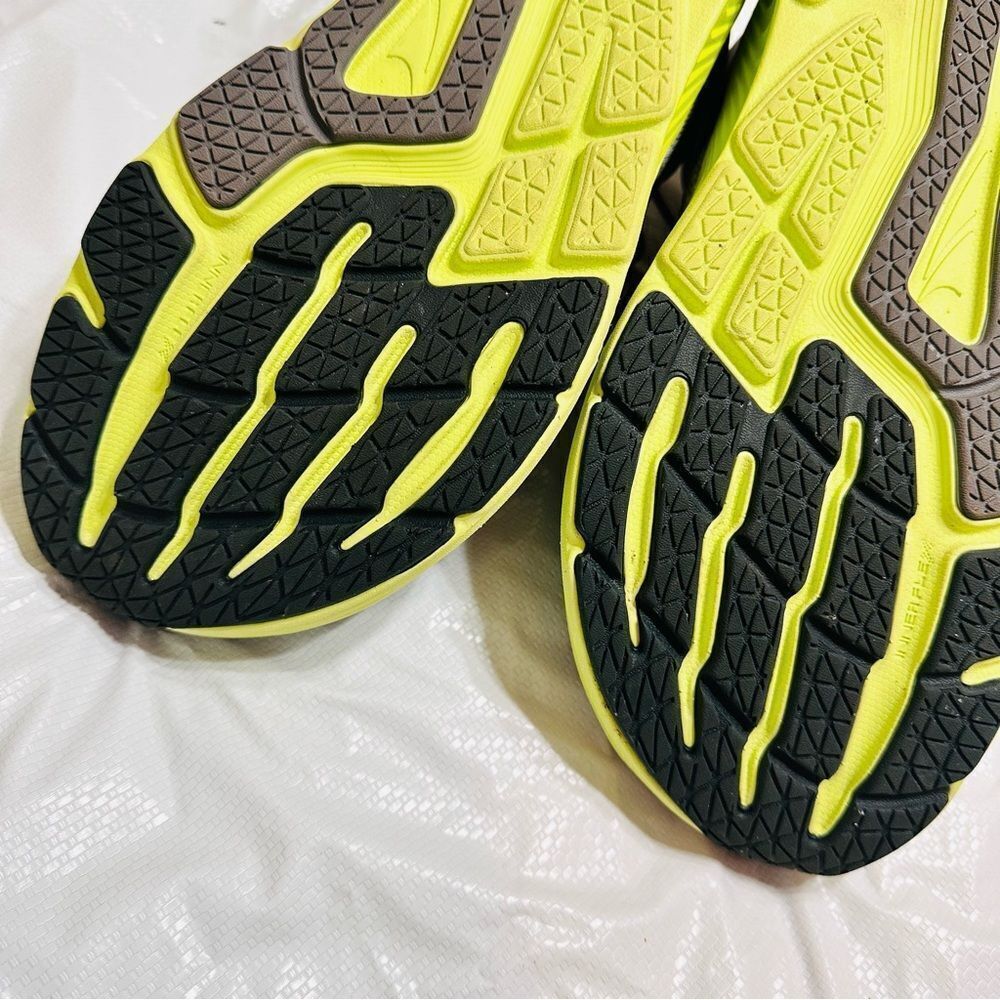 Altra Provision 8 Running Shoes in Light Gray and Green Size 10 near new - Picture 9 of 13